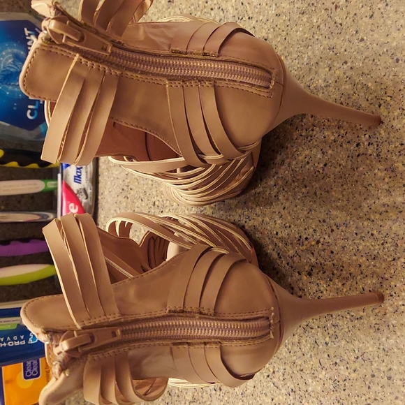 High Heels - Picture 4 of 6